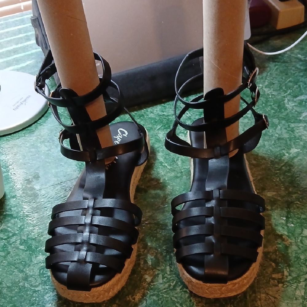 Sandals ɓy Cape Robbin Sz 10
